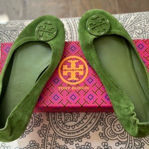 GREEN-SUEDE 
MINNIE TRAVEL BALLET WITH LEATHER LOGO
NAT SUEDE / NAT SUEDE